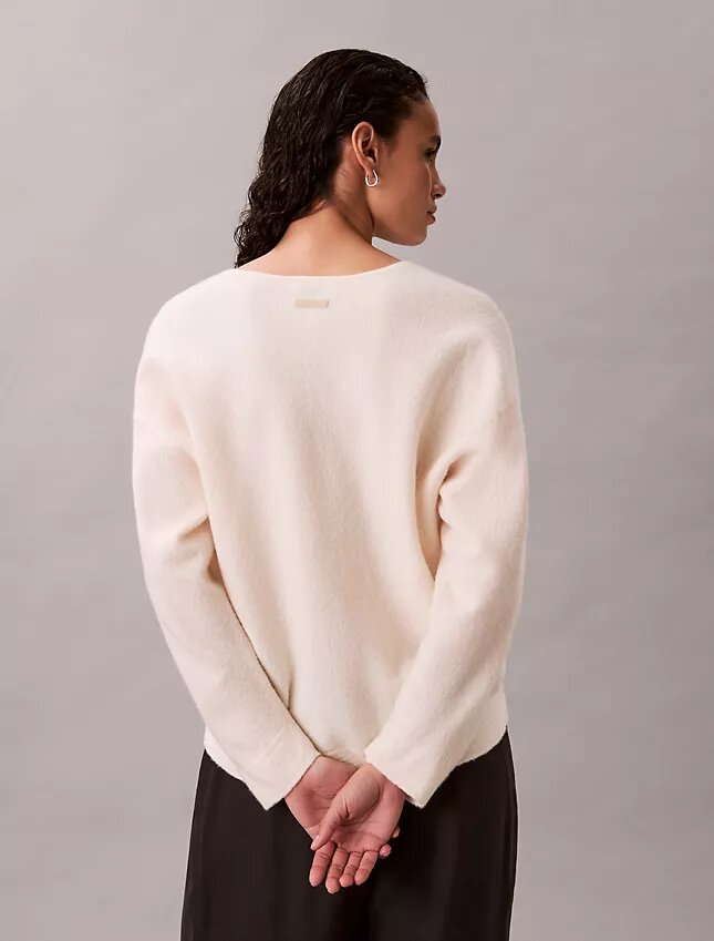 Maglione morbido in lana merino con scollo a V Maglione morbido in lana merino con scollo a V