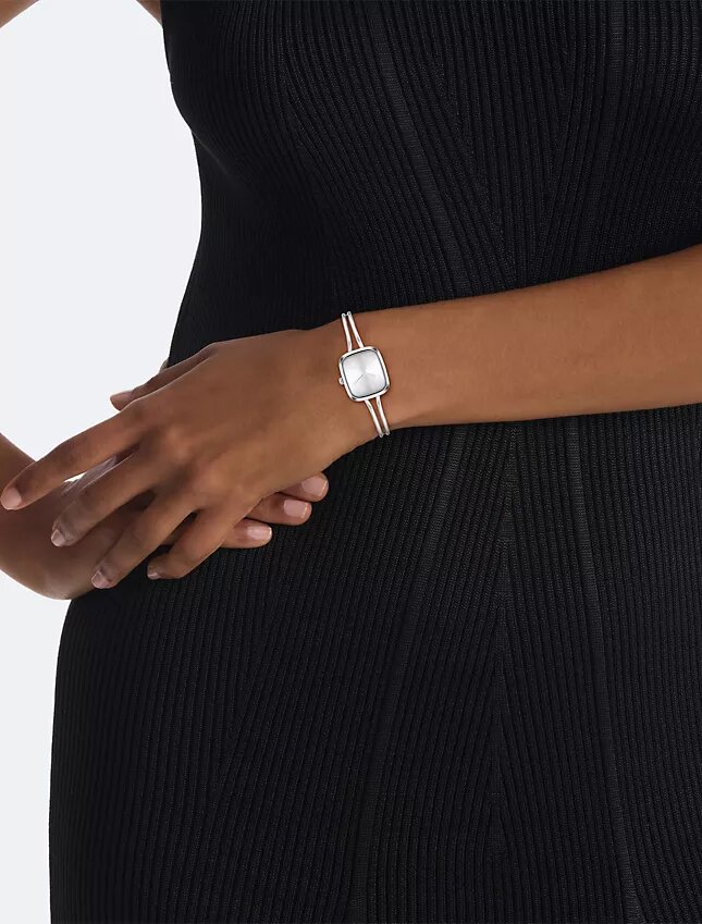 Orologio con bracciale rigido e quadrante spazzolato Orologio con bracciale rigido e quadrante spazzolato