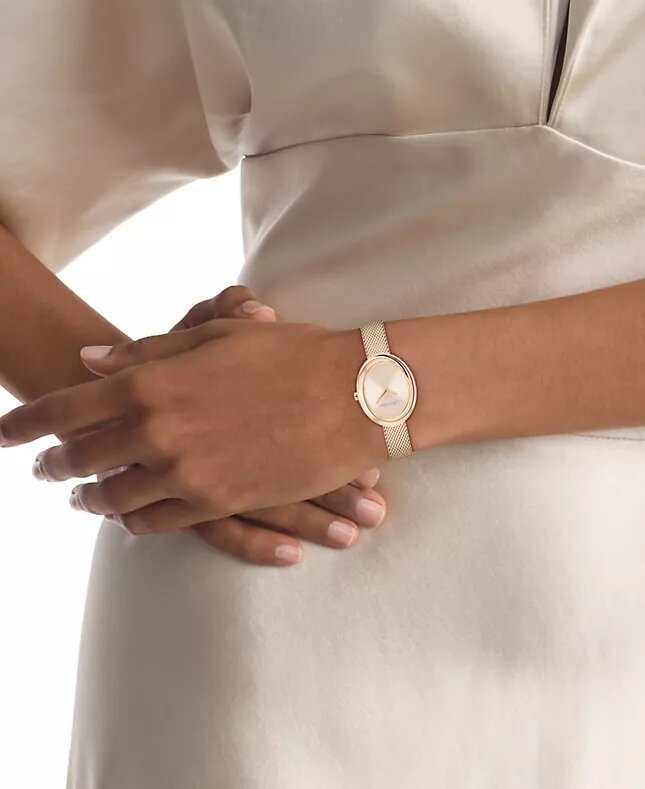 Orologio con lunetta sagomata e quadrante ovale Orologio con lunetta sagomata e quadrante ovale
