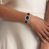 Orologio con lunetta sagomata, quadrante ovale e cinturino in pelle