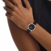 Orologio con quadrante con emblema su tutta la superficie e cinturino in pelle
