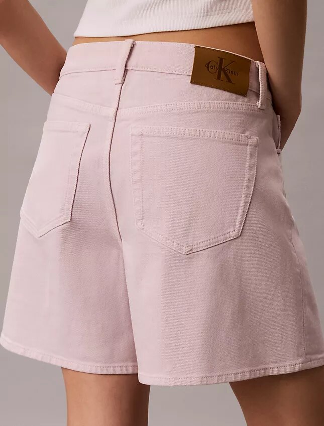 Pantaloncini a vita alta e linea ad A tinti in capo Pantaloncini a vita alta e linea ad A tinti in capo