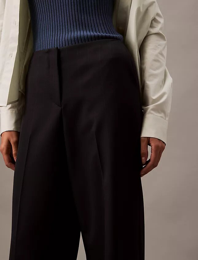 Pantaloni a gamba larga in crêpe gessato Pantaloni a gamba larga in crêpe gessato