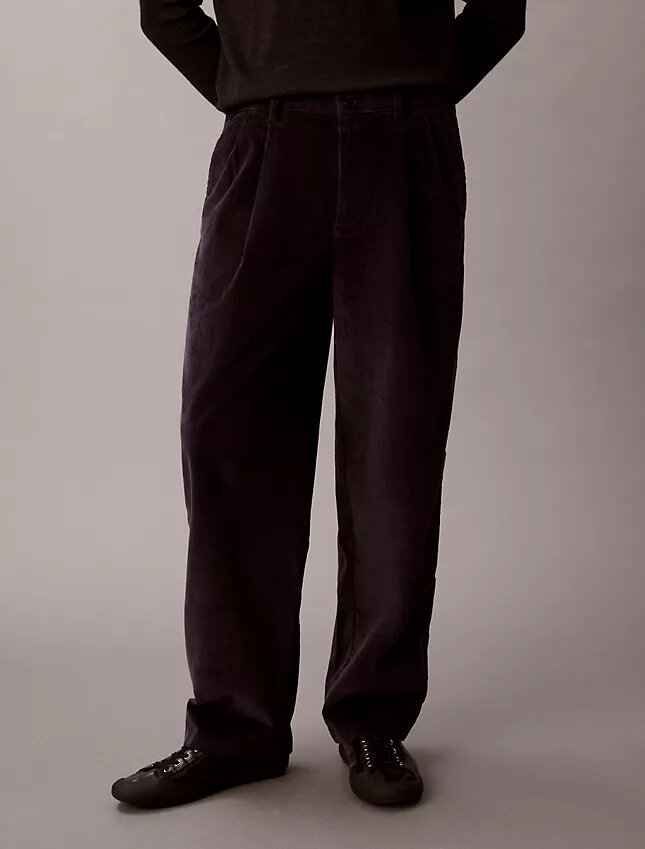 Pantaloni a gamba larga in velluto a coste con pieghe Pantaloni a gamba larga in velluto a coste con pieghe