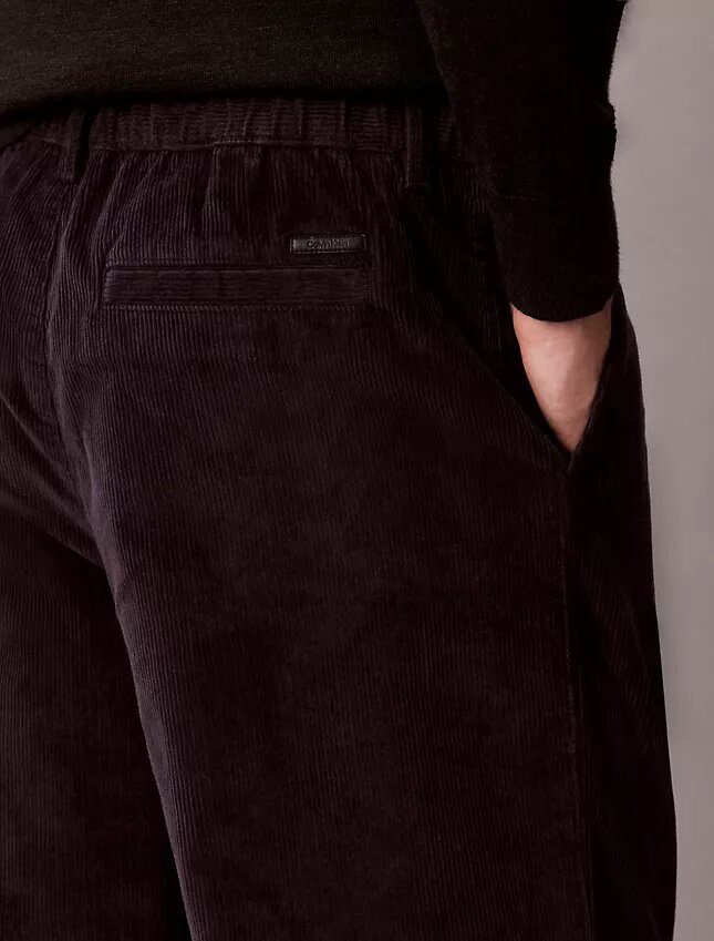 Pantaloni a gamba larga in velluto a coste con pieghe Pantaloni a gamba larga in velluto a coste con pieghe