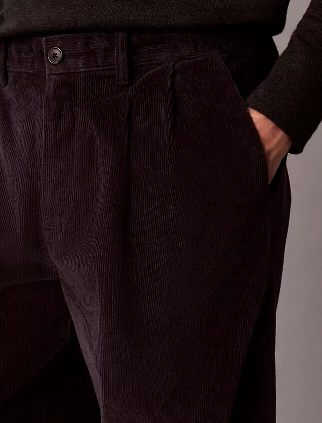 Pantaloni a gamba larga in velluto a coste con pieghe Pantaloni a gamba larga in velluto a coste con pieghe