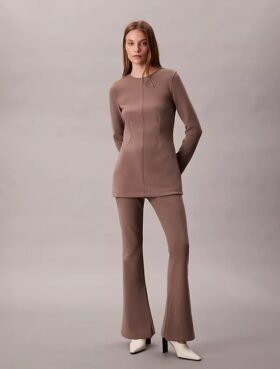 Pantaloni a zampa in maglia sartoriale senza chiusura Pantaloni a zampa in maglia sartoriale senza chiusura