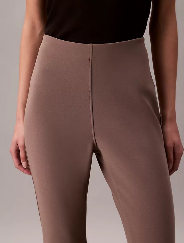 Pantaloni a zampa in maglia sartoriale senza chiusura Pantaloni a zampa in maglia sartoriale senza chiusura