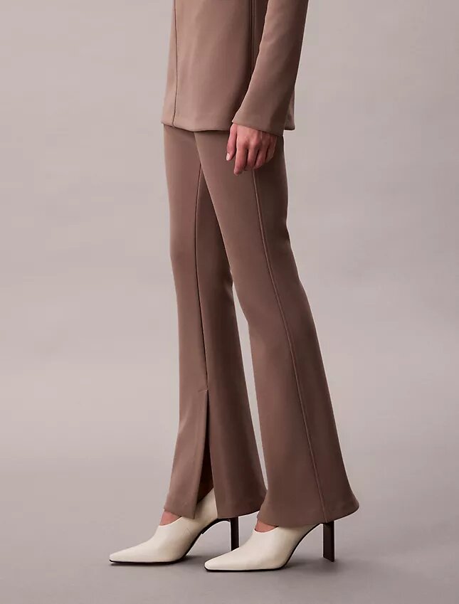 Pantaloni a zampa in maglia sartoriale senza chiusura Pantaloni a zampa in maglia sartoriale senza chiusura