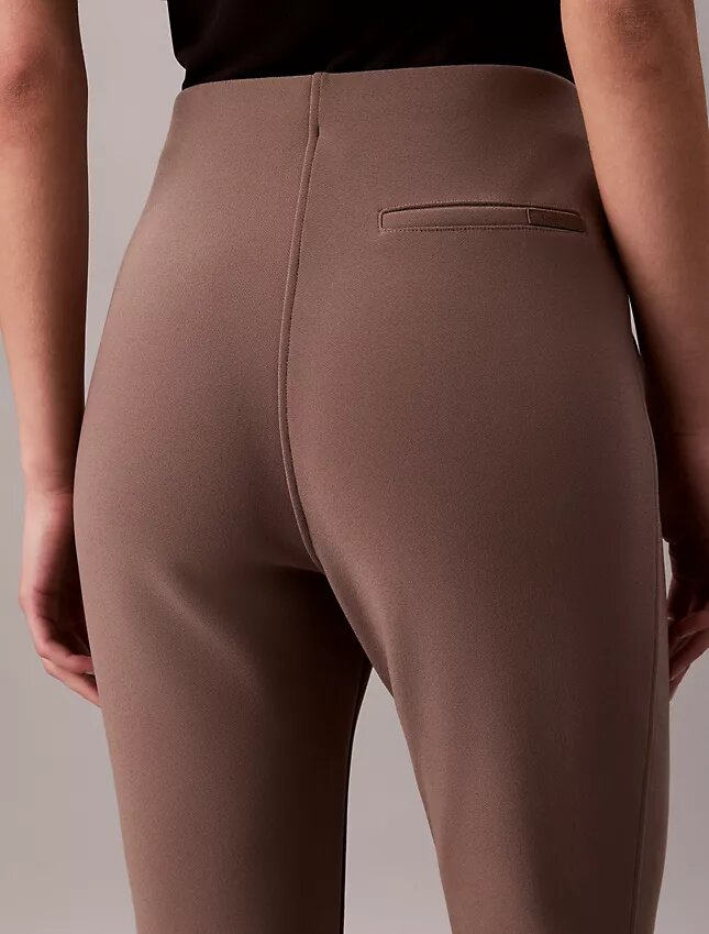 Pantaloni a zampa in maglia sartoriale senza chiusura Pantaloni a zampa in maglia sartoriale senza chiusura