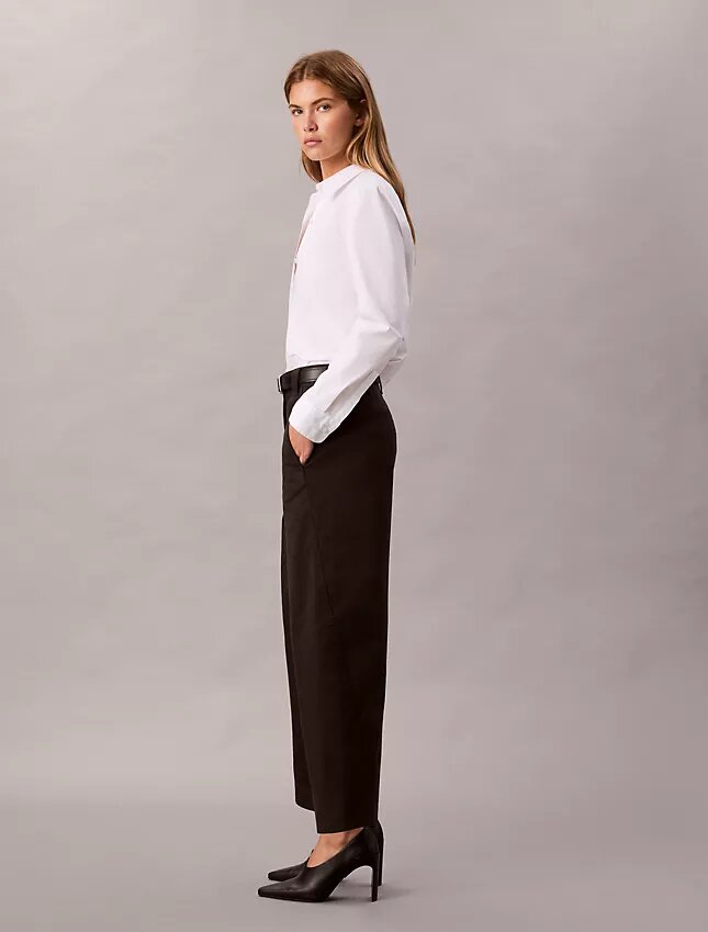 Pantaloni a zampa in twill di cotone elasticizzato Pantaloni a zampa in twill di cotone elasticizzato