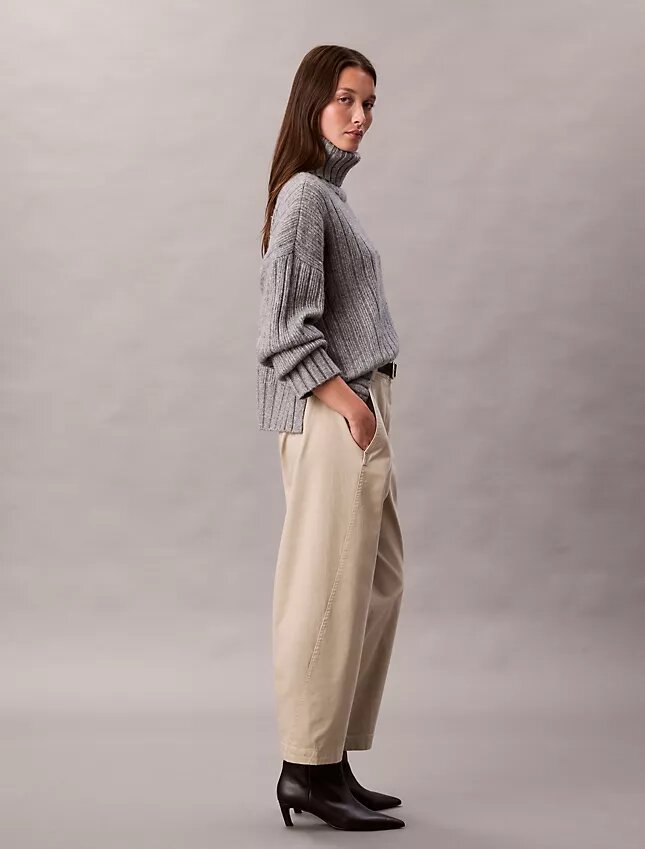 Pantaloni a zampa in twill di cotone elasticizzato Pantaloni a zampa in twill di cotone elasticizzato