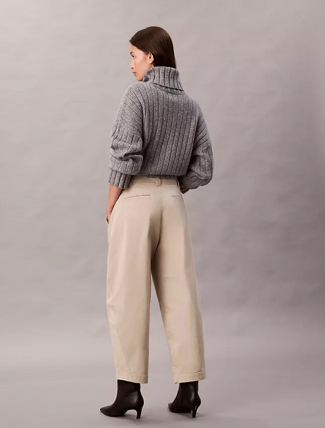 Pantaloni a zampa in twill di cotone elasticizzato Pantaloni a zampa in twill di cotone elasticizzato