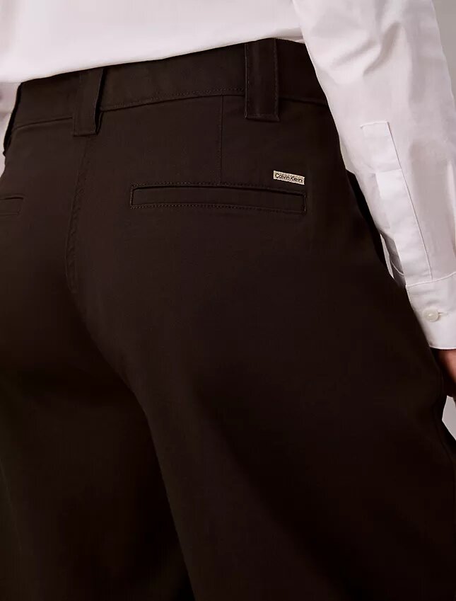 Pantaloni a zampa in twill di cotone elasticizzato Pantaloni a zampa in twill di cotone elasticizzato