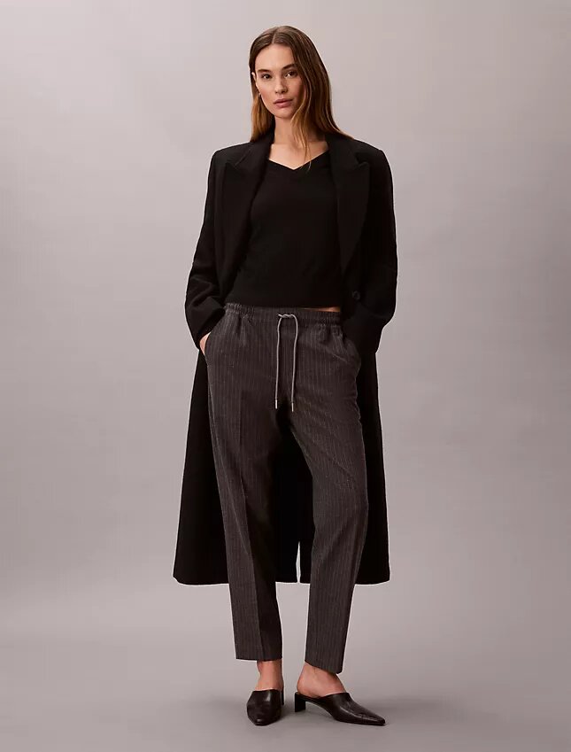 Pantaloni alla caviglia affusolati a righe con coulisse Pantaloni alla caviglia affusolati a righe con coulisse