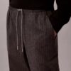 Pantaloni alla caviglia affusolati a righe con coulisse Pantaloni alla caviglia affusolati a righe con coulisse