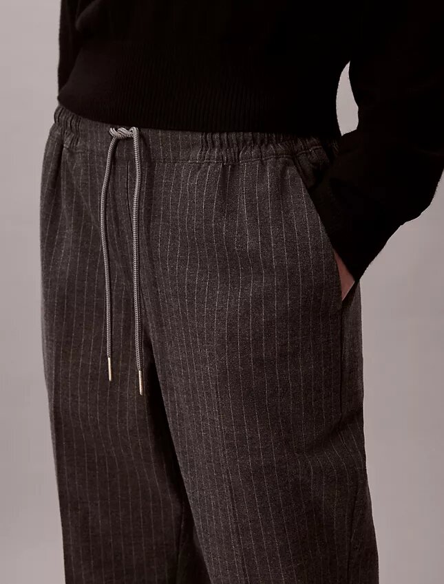 Pantaloni alla caviglia affusolati a righe con coulisse Pantaloni alla caviglia affusolati a righe con coulisse