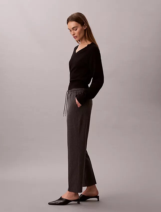Pantaloni alla caviglia affusolati a righe con coulisse Pantaloni alla caviglia affusolati a righe con coulisse