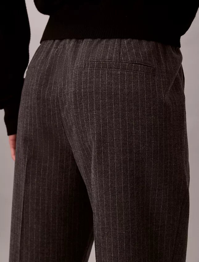 Pantaloni alla caviglia affusolati a righe con coulisse Pantaloni alla caviglia affusolati a righe con coulisse