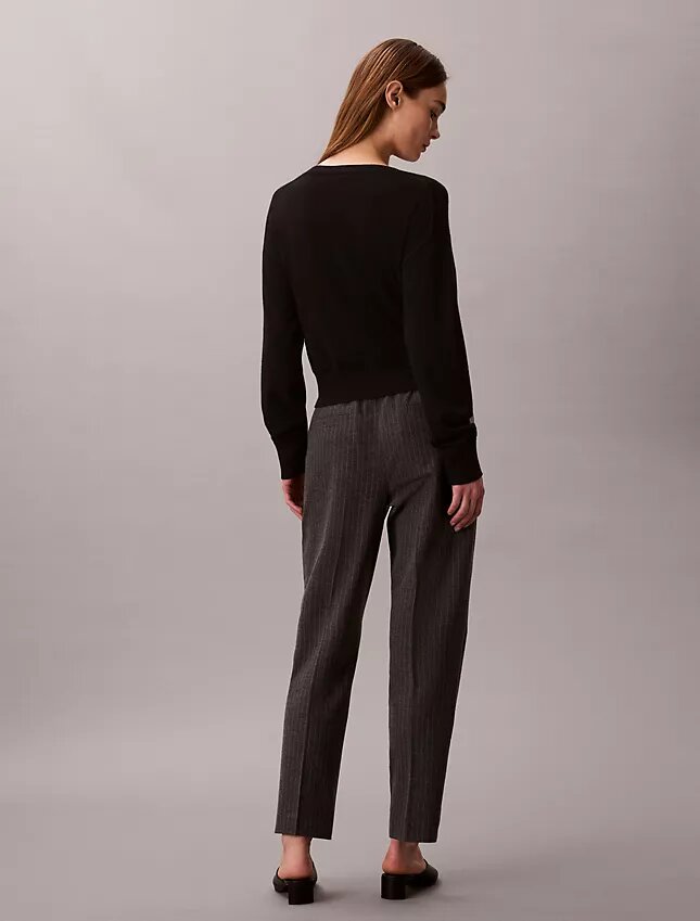 Pantaloni alla caviglia affusolati a righe con coulisse Pantaloni alla caviglia affusolati a righe con coulisse