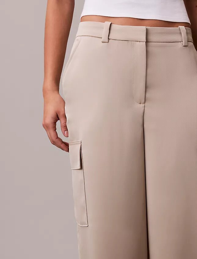Pantaloni cargo comodi in twill di raso Pantaloni cargo comodi in twill di raso