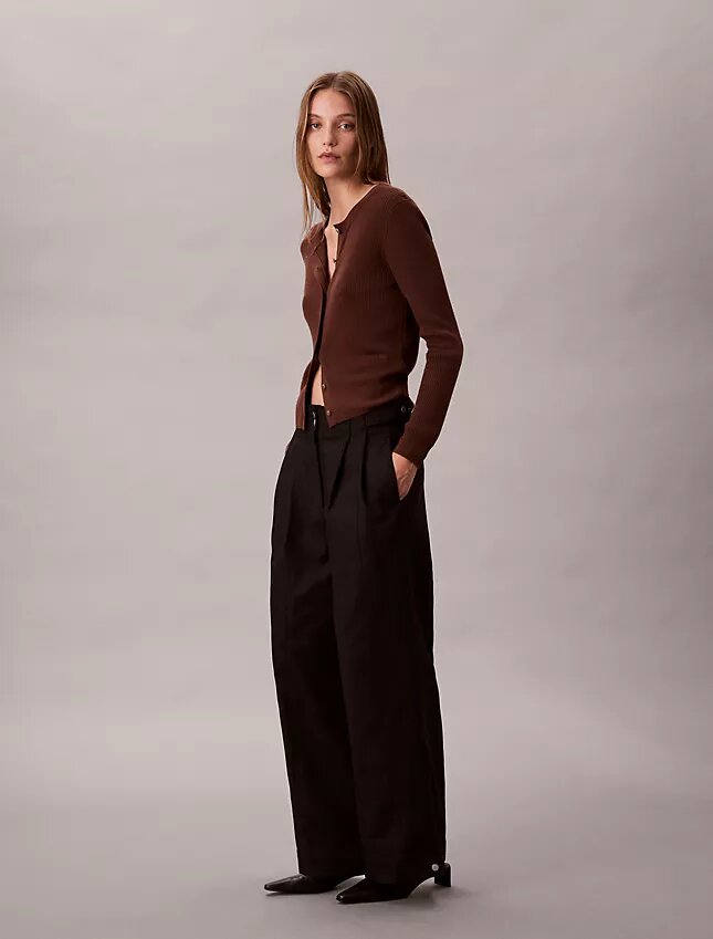 Pantaloni chino a gamba larga regolabili Pantaloni chino a gamba larga regolabili
