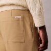 Pantaloni chino a vita media con pinces