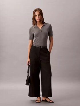 Pantaloni chino cropped a gamba larga