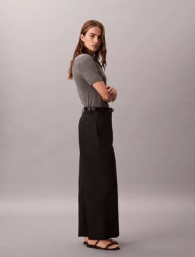 Pantaloni chino cropped a gamba larga