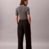 Pantaloni chino cropped a gamba larga