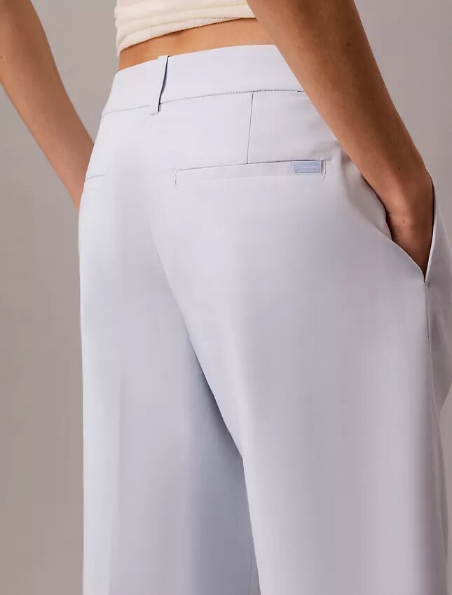 Pantaloni chino cropped a gamba larga Pantaloni chino cropped a gamba larga