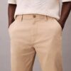 Pantaloni chino dritti standard
