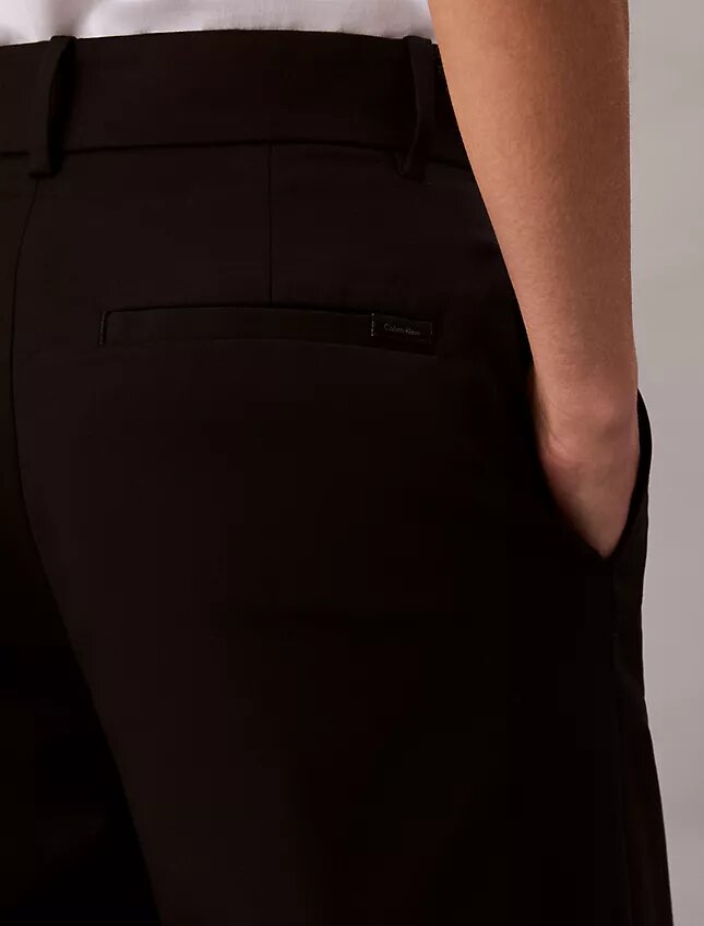 Pantaloni chino in cotone elasticizzato a gamba larga Pantaloni chino in cotone elasticizzato a gamba larga