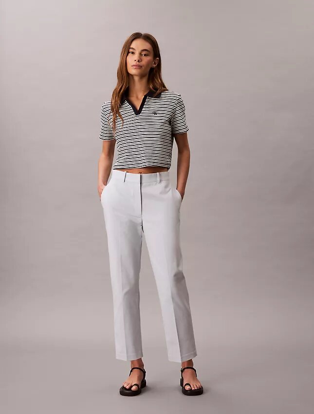 Pantaloni chino in cotone elasticizzato a vestibilità dritta Pantaloni chino in cotone elasticizzato a vestibilità dritta