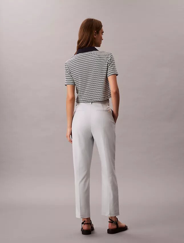 Pantaloni chino in cotone elasticizzato a vestibilità dritta Pantaloni chino in cotone elasticizzato a vestibilità dritta
