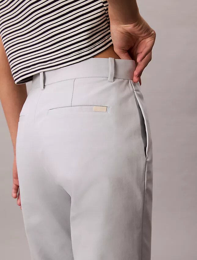 Pantaloni chino in cotone elasticizzato a vestibilità dritta Pantaloni chino in cotone elasticizzato a vestibilità dritta