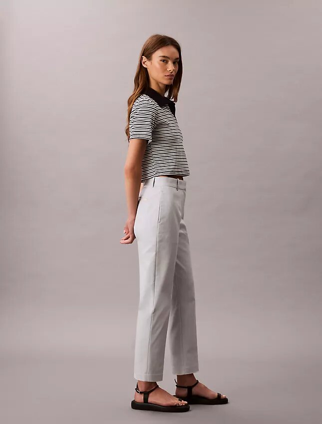 Pantaloni chino in cotone elasticizzato a vestibilità dritta Pantaloni chino in cotone elasticizzato a vestibilità dritta