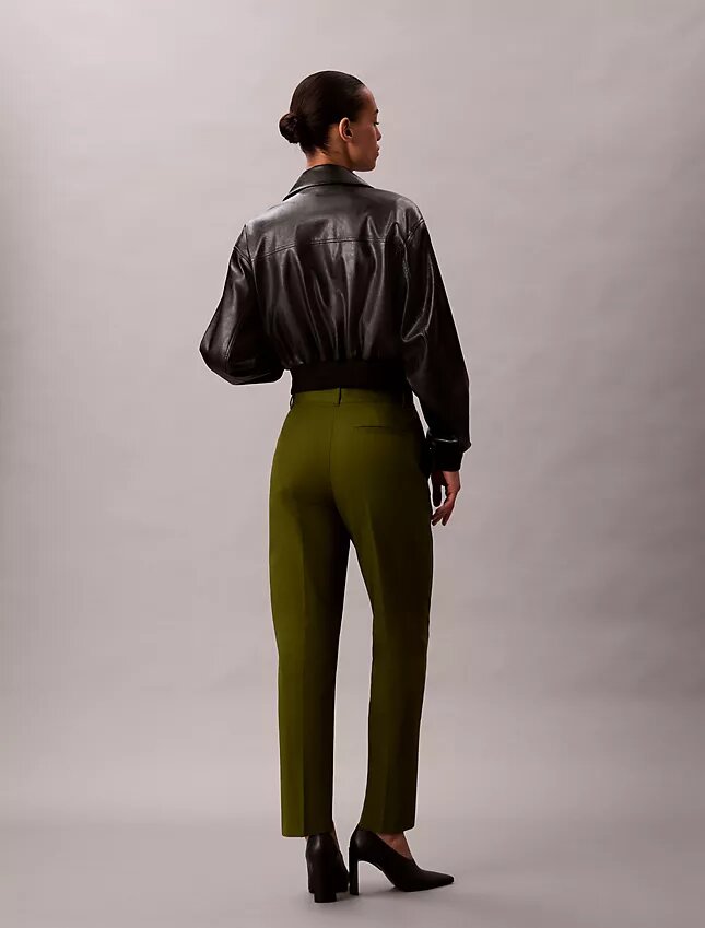 Pantaloni chino in cotone elasticizzato a vestibilità dritta Pantaloni chino in cotone elasticizzato a vestibilità dritta