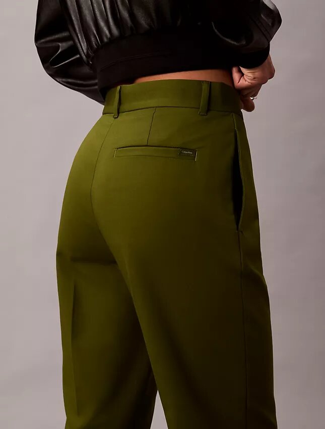 Pantaloni chino in cotone elasticizzato a vestibilità dritta Pantaloni chino in cotone elasticizzato a vestibilità dritta
