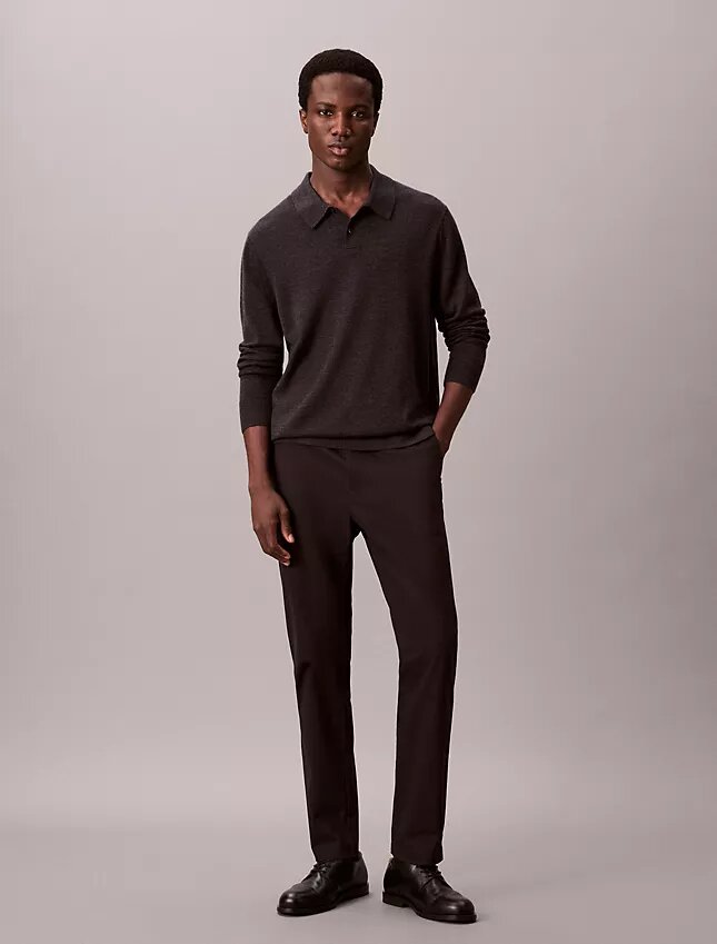 Pantaloni chino slim a zampa in raso di cotone Pantaloni chino slim a zampa in raso di cotone