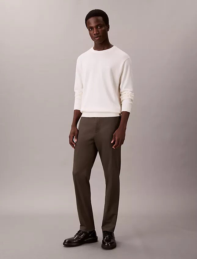 Pantaloni chino slim a zampa in raso di cotone Pantaloni chino slim a zampa in raso di cotone
