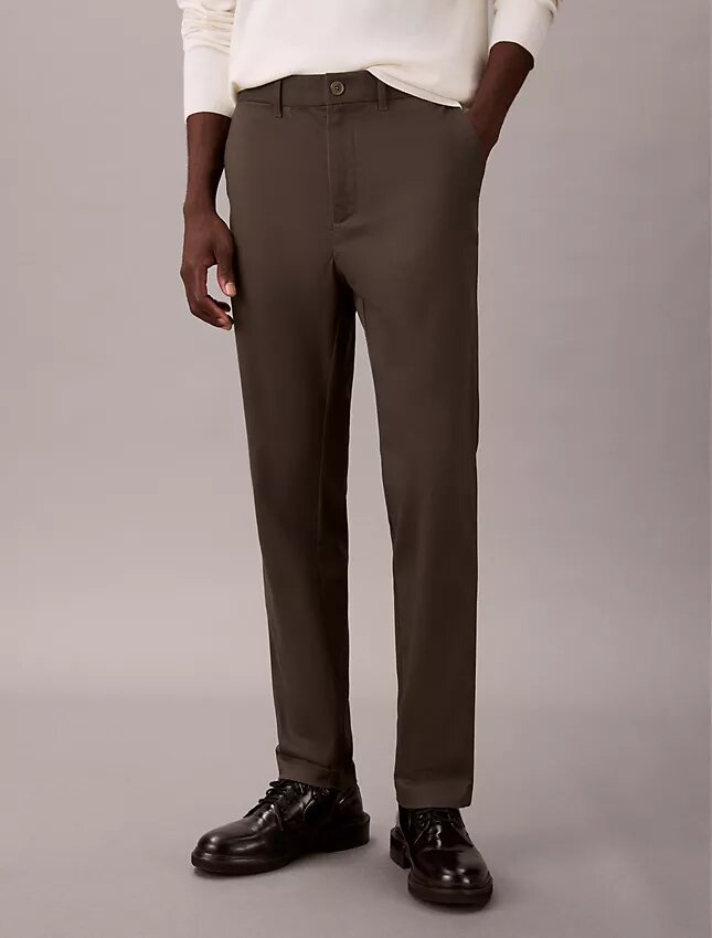 Pantaloni chino slim a zampa in raso di cotone Pantaloni chino slim a zampa in raso di cotone