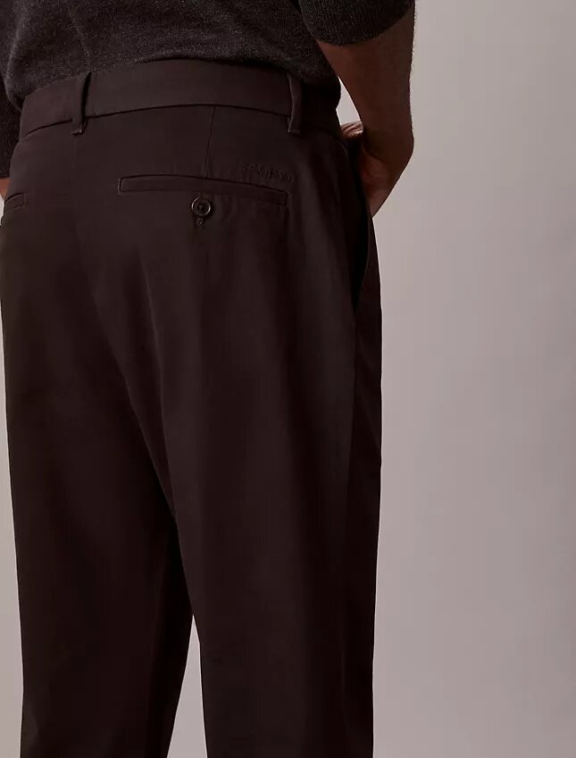 Pantaloni chino slim a zampa in raso di cotone Pantaloni chino slim a zampa in raso di cotone