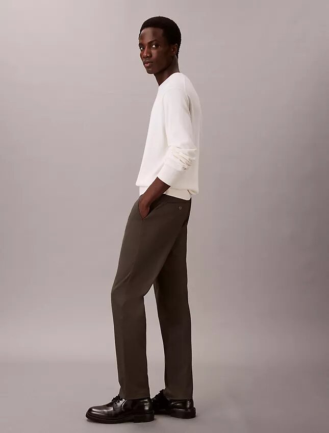 Pantaloni chino slim a zampa in raso di cotone Pantaloni chino slim a zampa in raso di cotone
