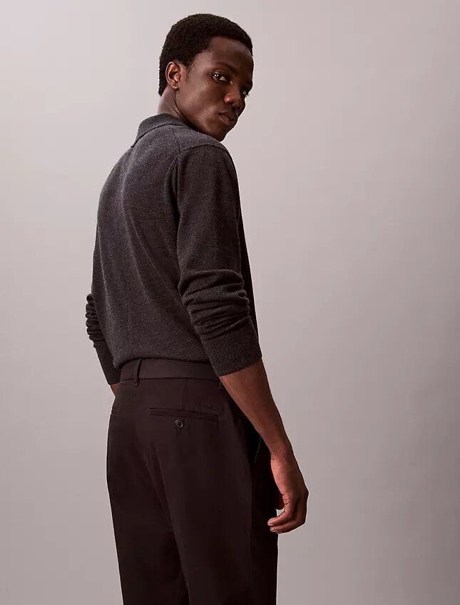 Pantaloni chino slim a zampa in raso di cotone Pantaloni chino slim a zampa in raso di cotone
