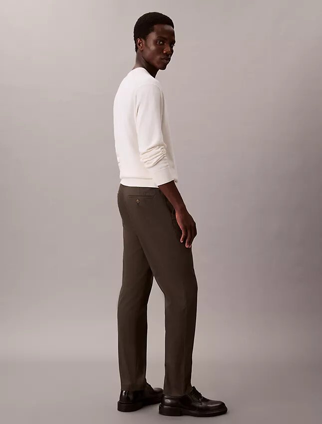 Pantaloni chino slim a zampa in raso di cotone Pantaloni chino slim a zampa in raso di cotone