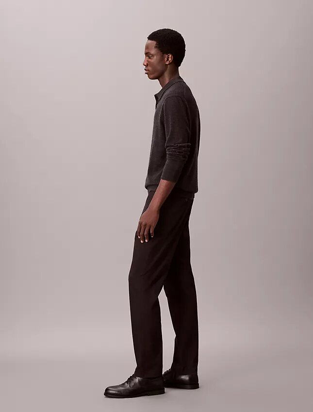 Pantaloni chino slim a zampa in raso di cotone Pantaloni chino slim a zampa in raso di cotone