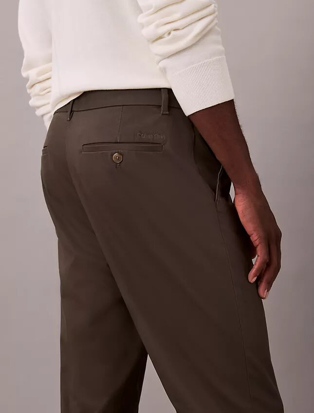 Pantaloni chino slim a zampa in raso di cotone Pantaloni chino slim a zampa in raso di cotone