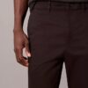 Pantaloni chino slim a zampa in raso di cotone Pantaloni chino slim a zampa in raso di cotone