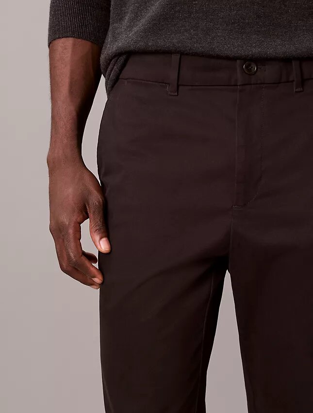 Pantaloni chino slim a zampa in raso di cotone Pantaloni chino slim a zampa in raso di cotone